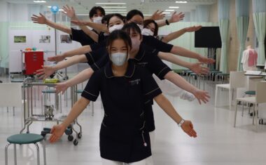 看護技術体験担当の学生たち。来場の皆様との交流がとても楽しかったようです