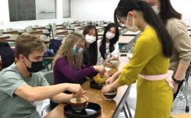 学生部会の主催でさまざまな交流会等も開催<br>2023年度　茶道体験会にて